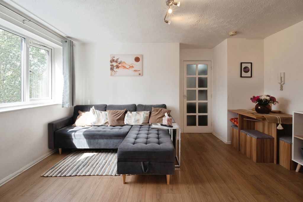 Property photo 3 of 8 Pbox-Img.Jpg