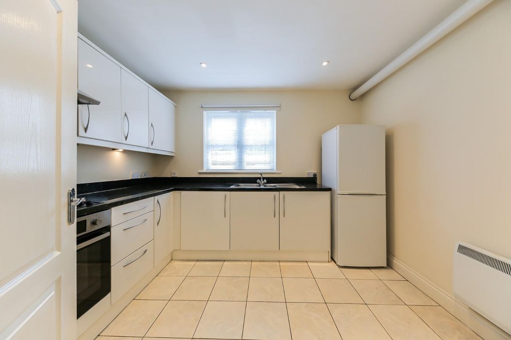 Property photo 3 of 10 Kitchen