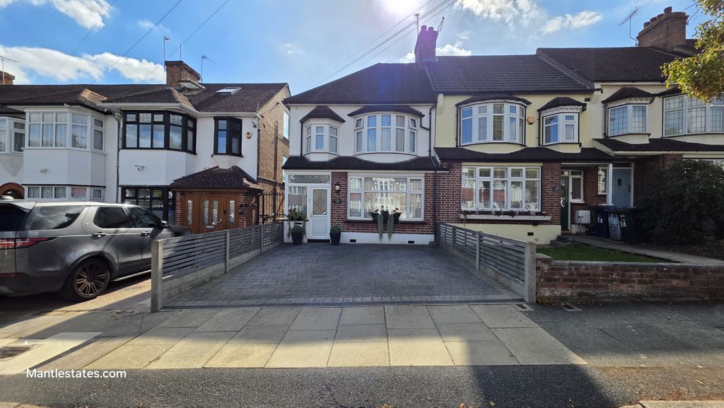 Property photo 1 of 23 3 Bed End Terrace House For Sale Uplands Road, East Barnet En4 8Ny