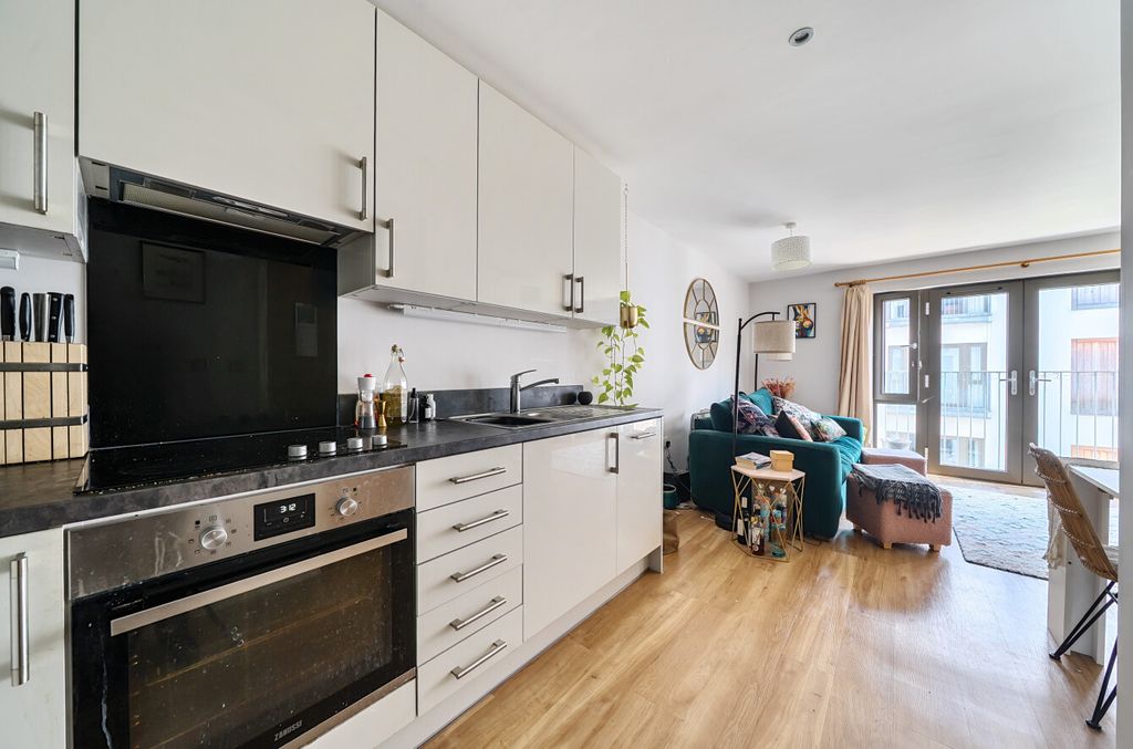 Property photo 2 of 12 1336784-7-689B26A...