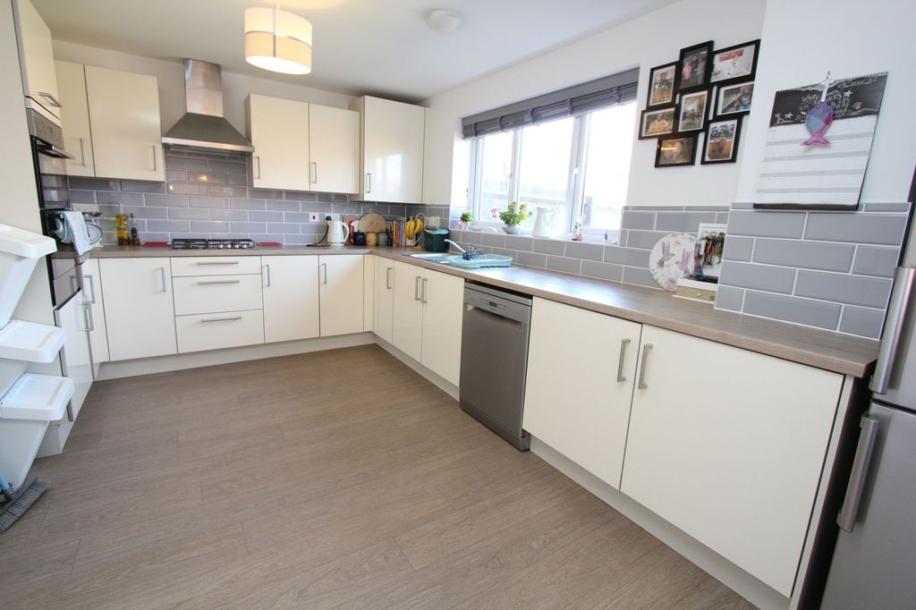 Property photo 3 of 18 Kitchen/Dining Room