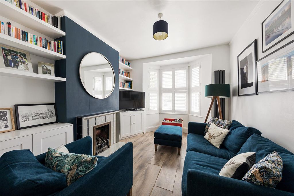Property photo 2 of 43 Carlton Road, E17