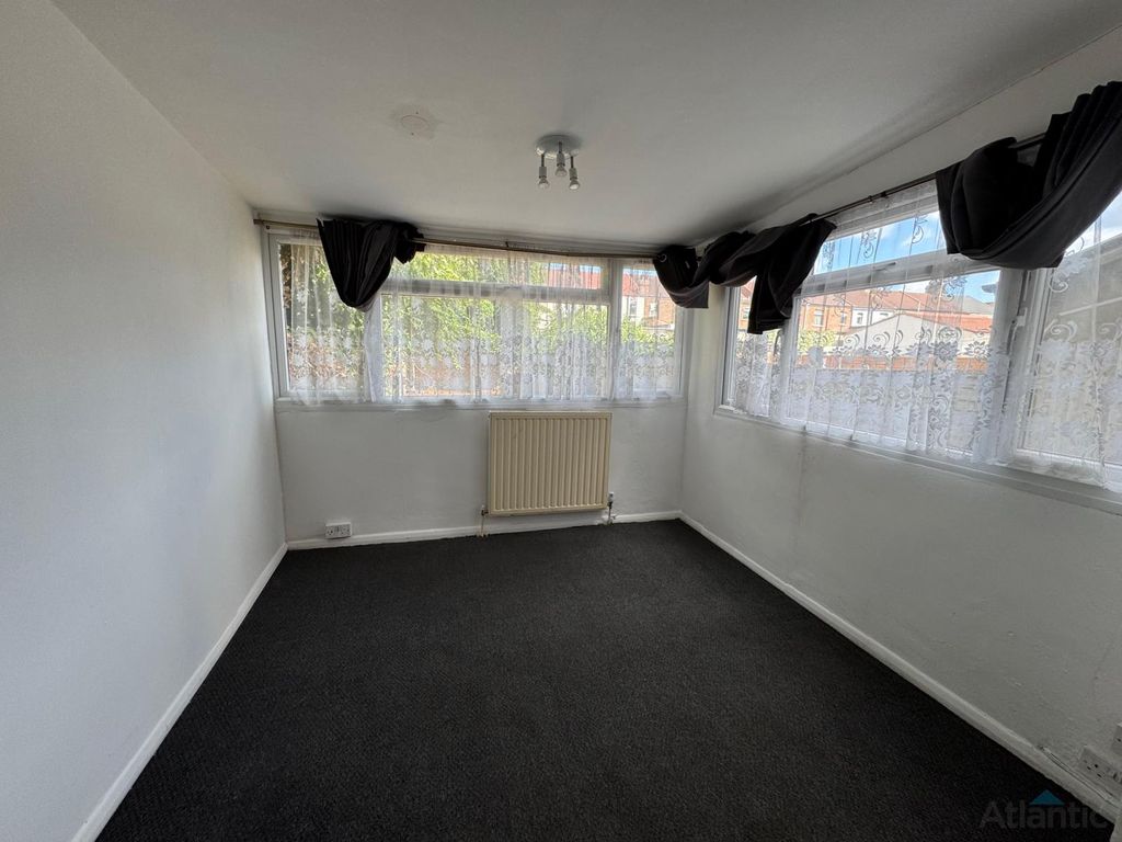 Property photo 3 of 11 Gallery