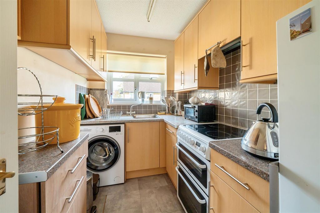 Property photo 2 of 9 Kitchen