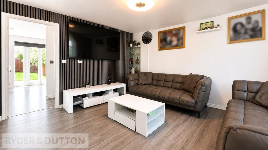 Property photo 3 of 15 Lounge