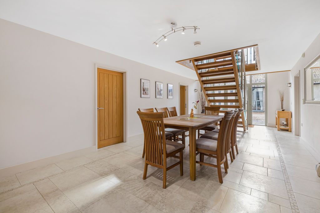Property photo 2 of 33 4439761