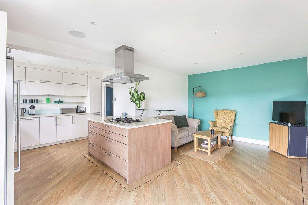 Property photo 2 of 32