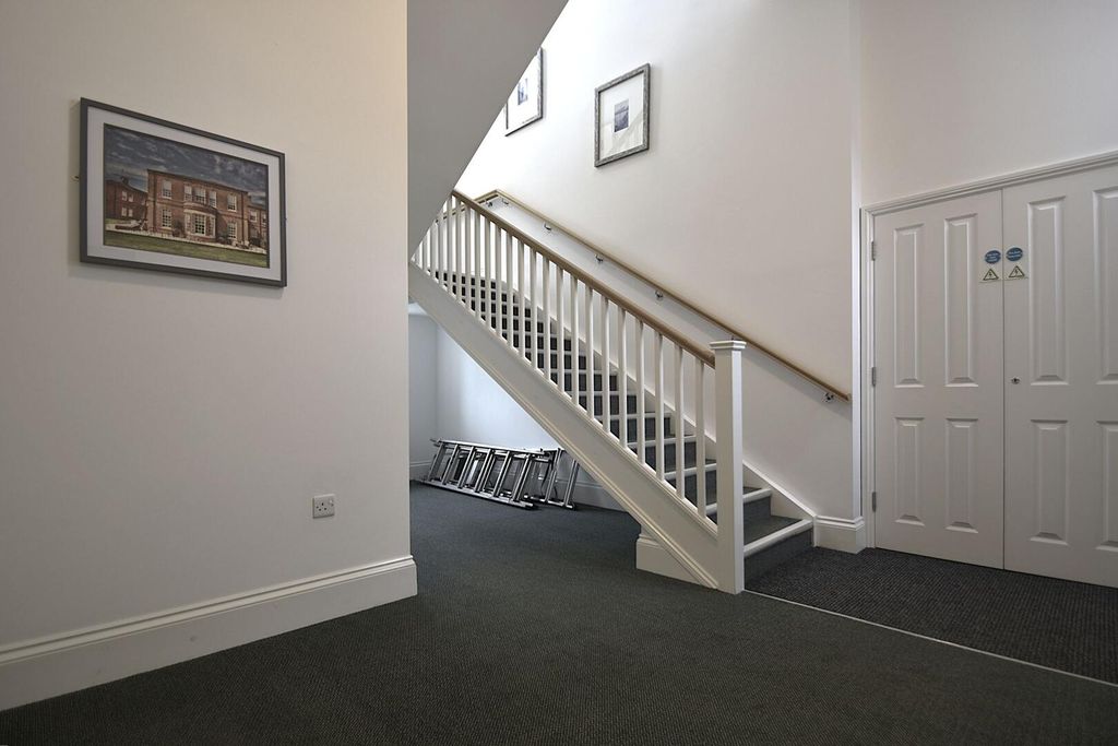 Property photo 2 of 11 Hallway