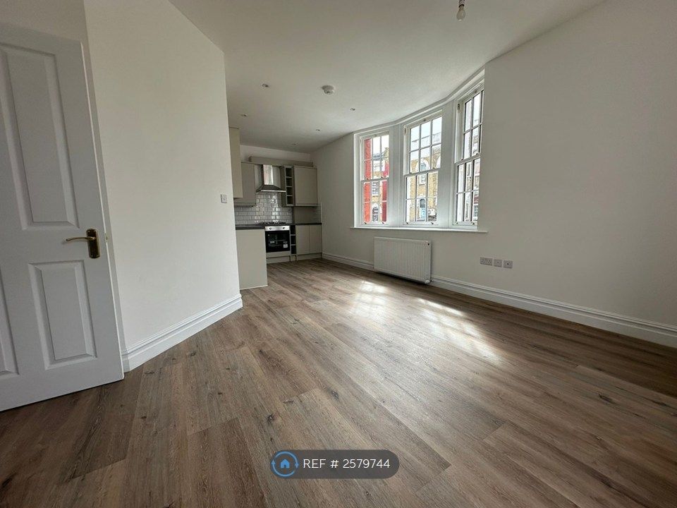 Property photo 1 of 5 Kitchen Lounge
