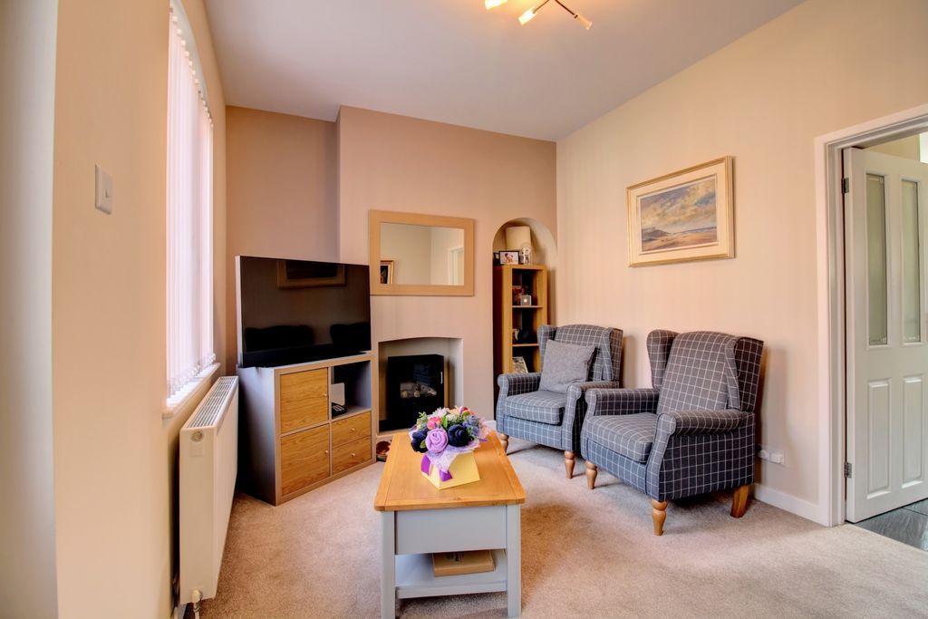 Property photo 3 of 11 Living Room - St Johns St - Matt Clinton - Ewemove