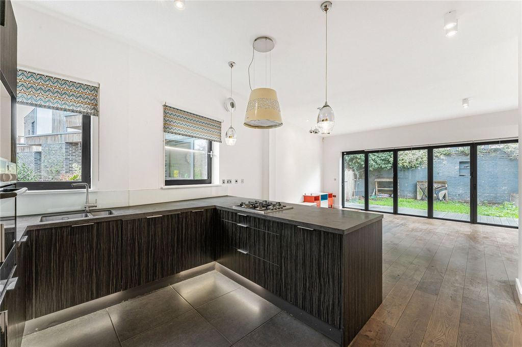 Property photo 2 of 25 Reception/Kitchen