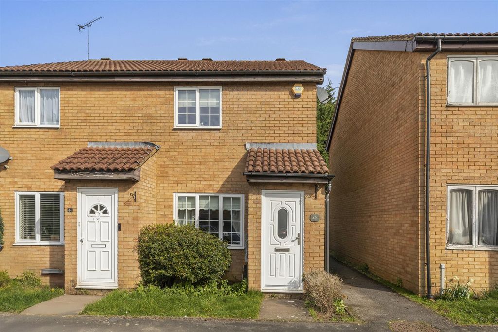 Property photo 1 of 15 42 Lansdowne Way, Hp11 1Tn-12.Jpg