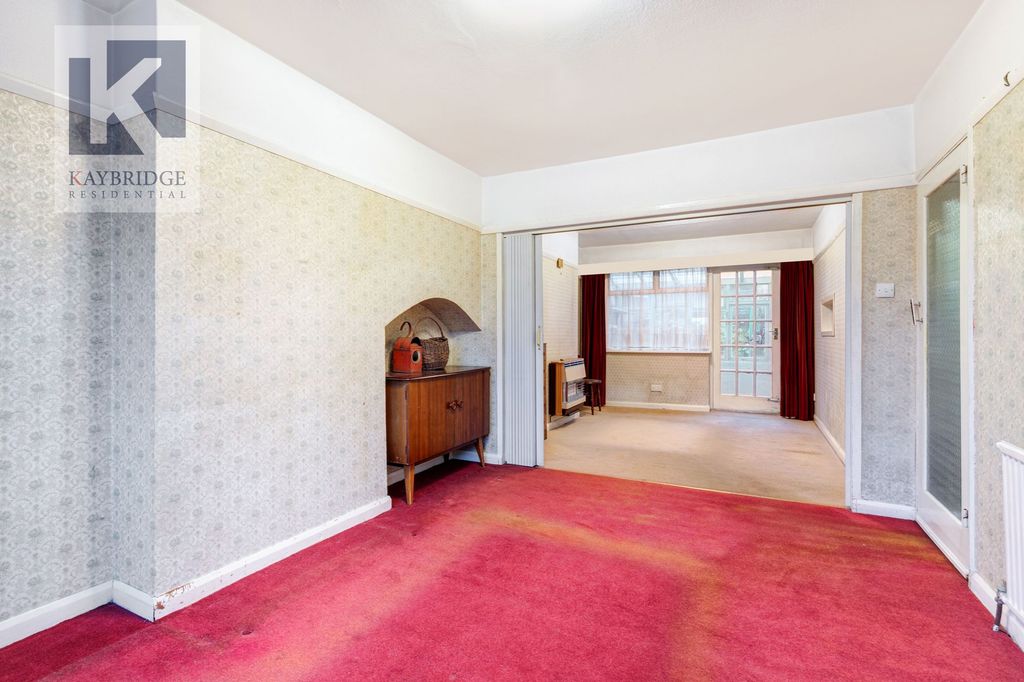 Property photo 2 of 11 Lynmouth Avenue, Morden