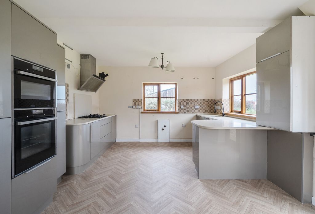 Property photo 2 of 13 1386021-1-69385E3...