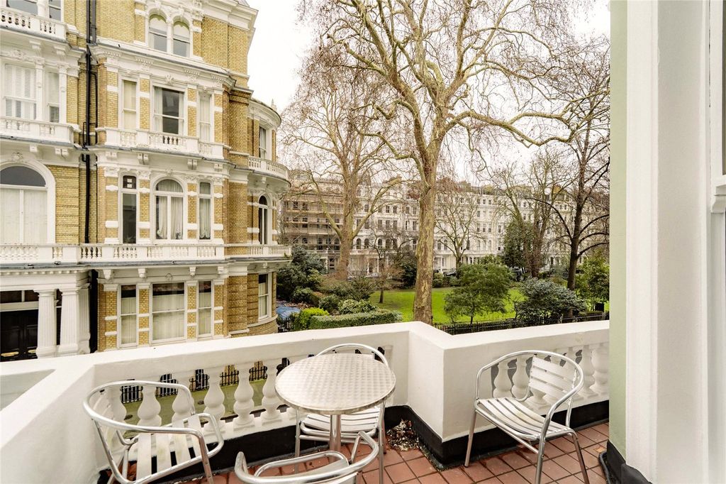 Property photo 3 of 9 Balcony