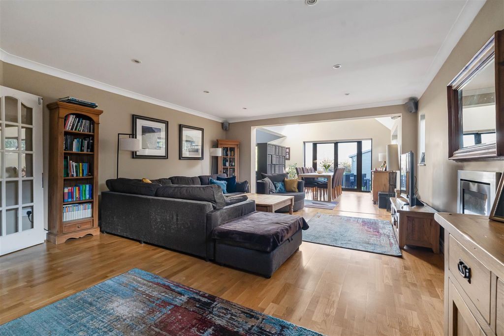 Property photo 3 of 35 Living Room