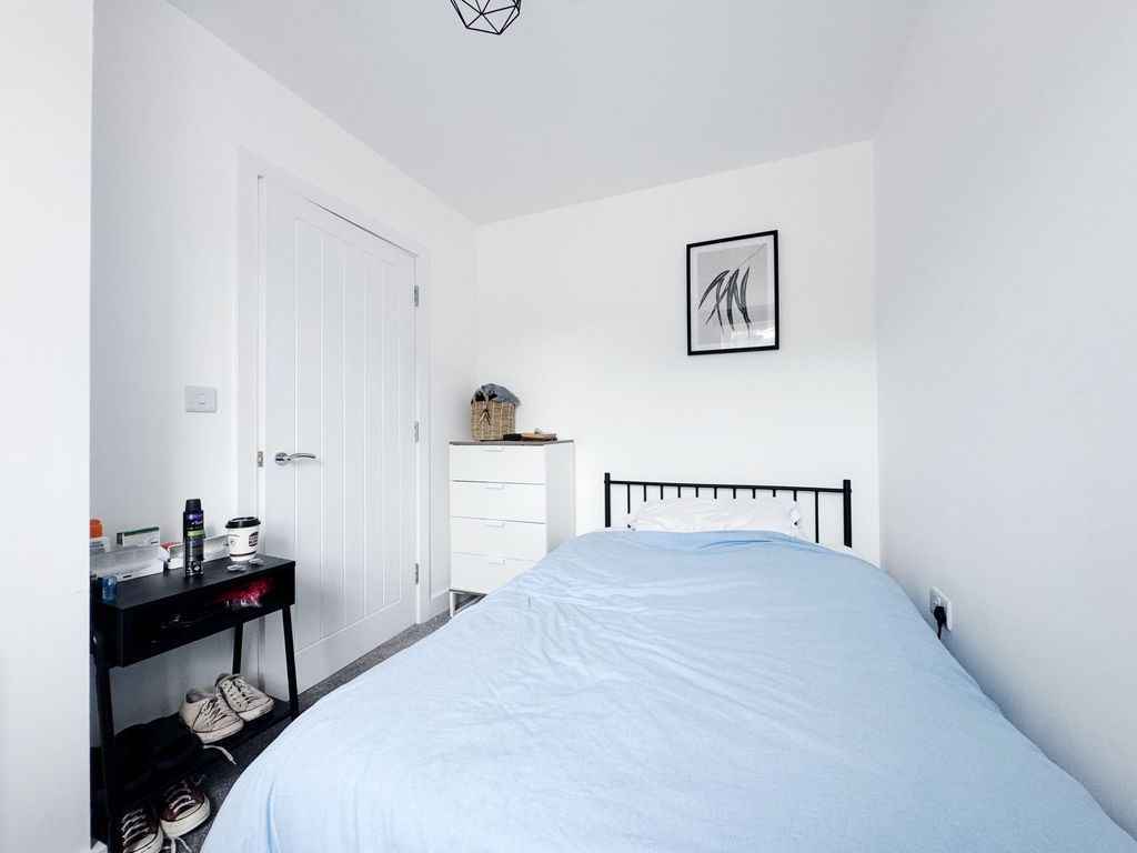 Property photo 3 of 14 Bright, Minimalist Single Bedroom With Crisp White...