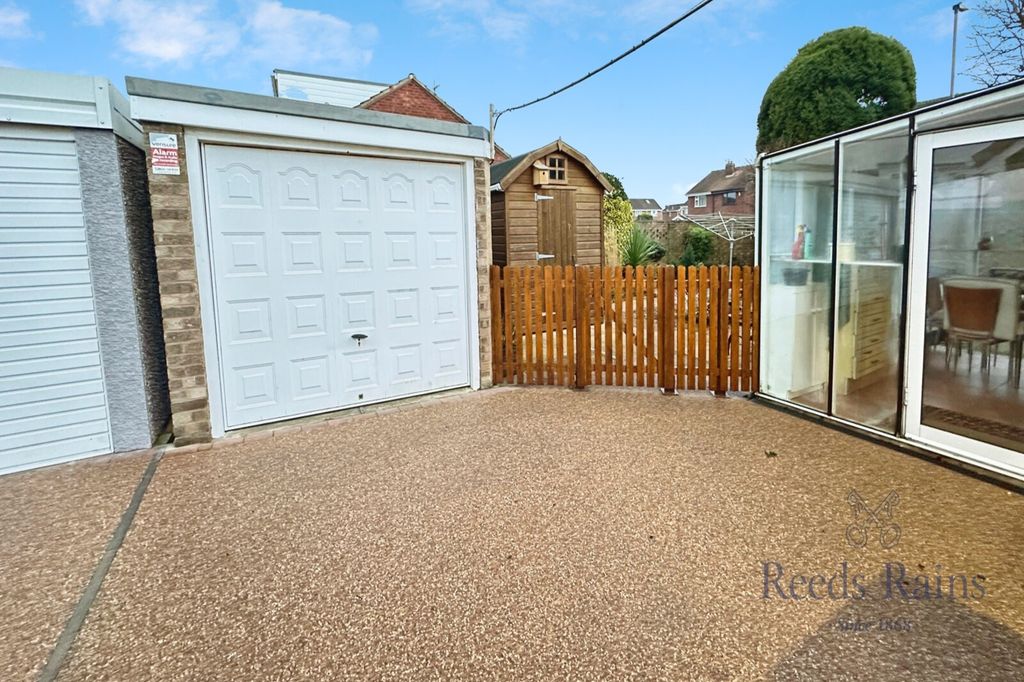 Property photo 2 of 18 Garage