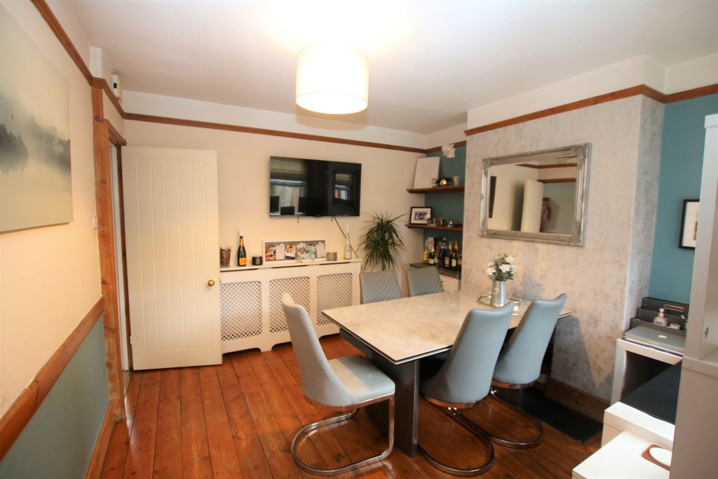 Property photo 3 of 11 30Theac