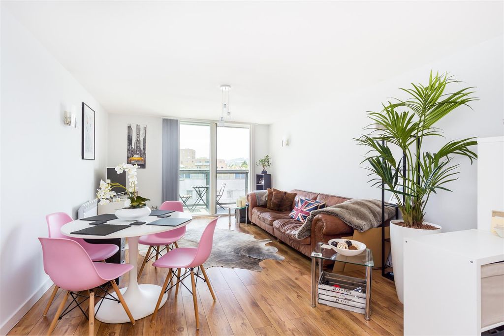 Property photo 2 of 9 2105201826_Lkhm_54 Emerson Apartments_N8 7Rf_001.J