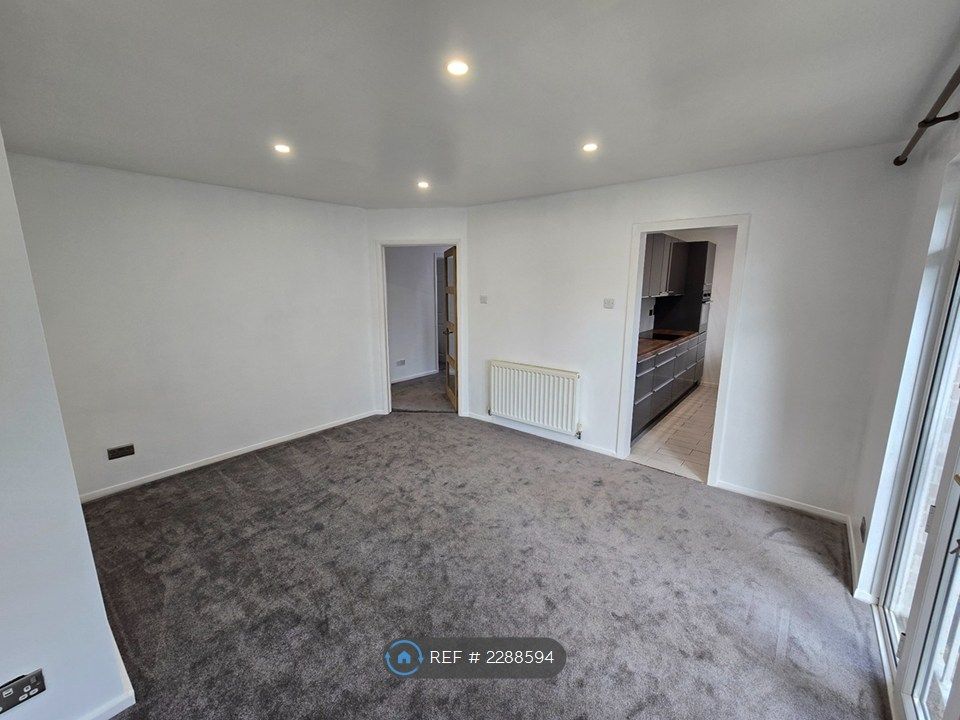 Property photo 3 of 13 Livingroom