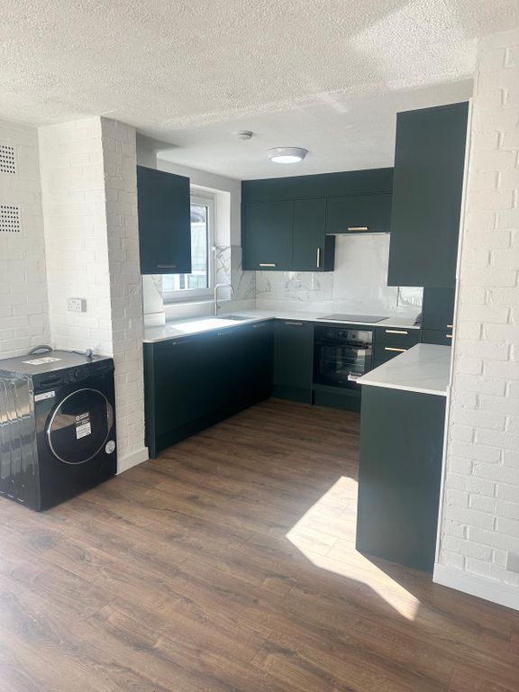 Property photo 1 of 8 Fully Fitted Kitchen