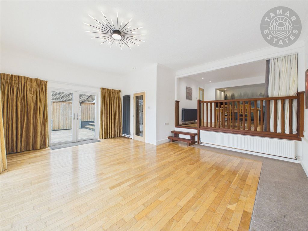 Property photo 3 of 23 Lounge