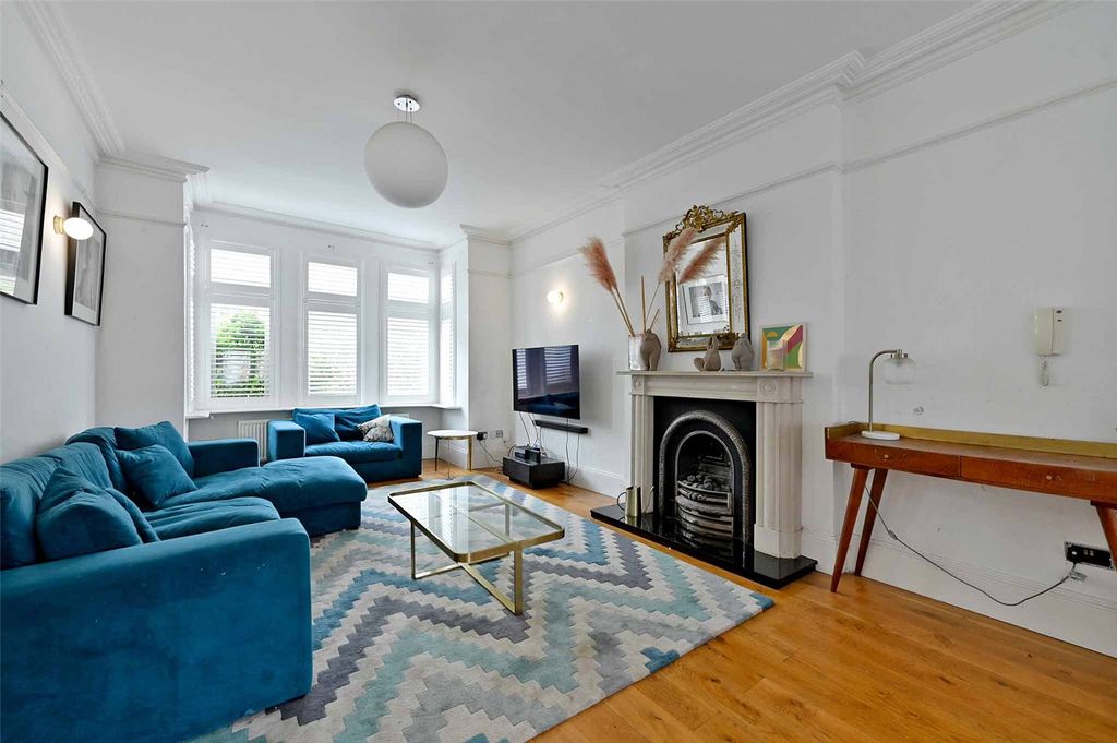 Property photo 2 of 18 Sitting Room