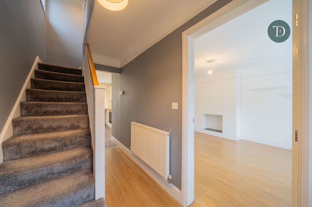 Property photo 2 of 28