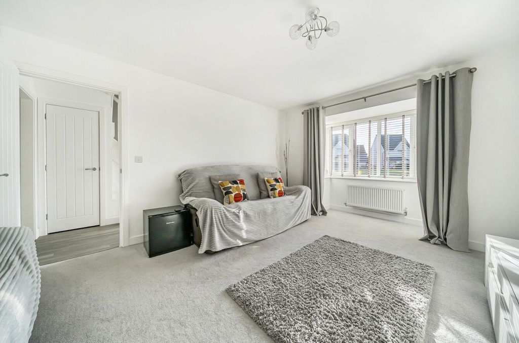 Property photo 2 of 19 1396561-1-695E677...