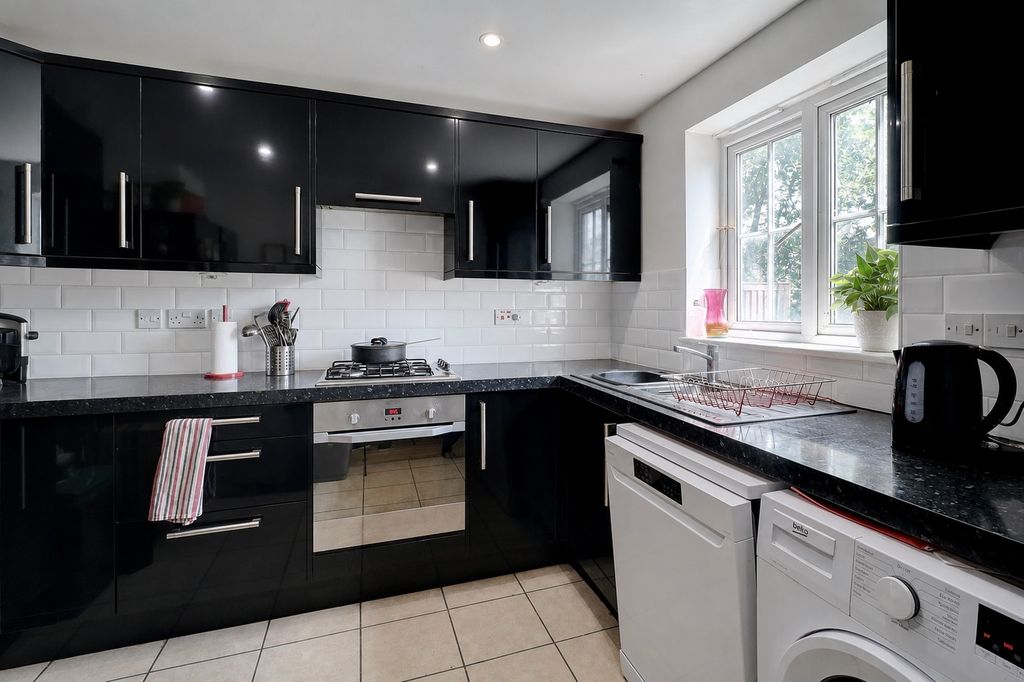 Property photo 3 of 9 Kitchen New