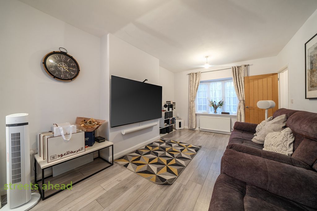 Property photo 3 of 12 9241Fda0-Ff55-4Ec...