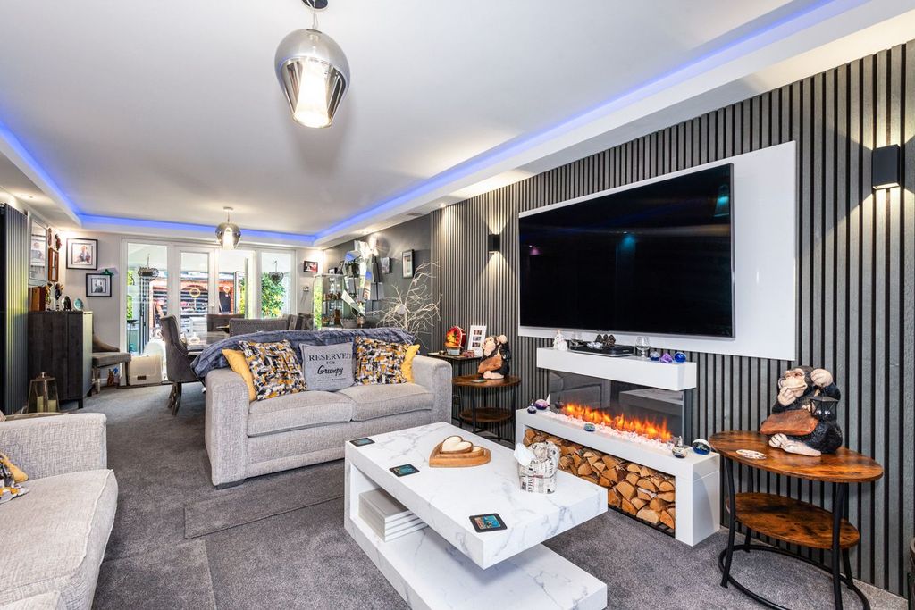Property photo 3 of 31 Dining Lounge