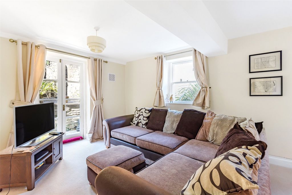 Property photo 3 of 14 Living Room