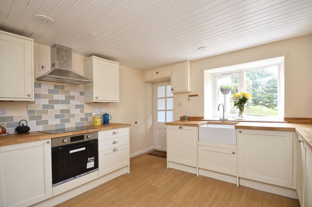 Property photo 3 of 16 Kitchen 2.Jpg