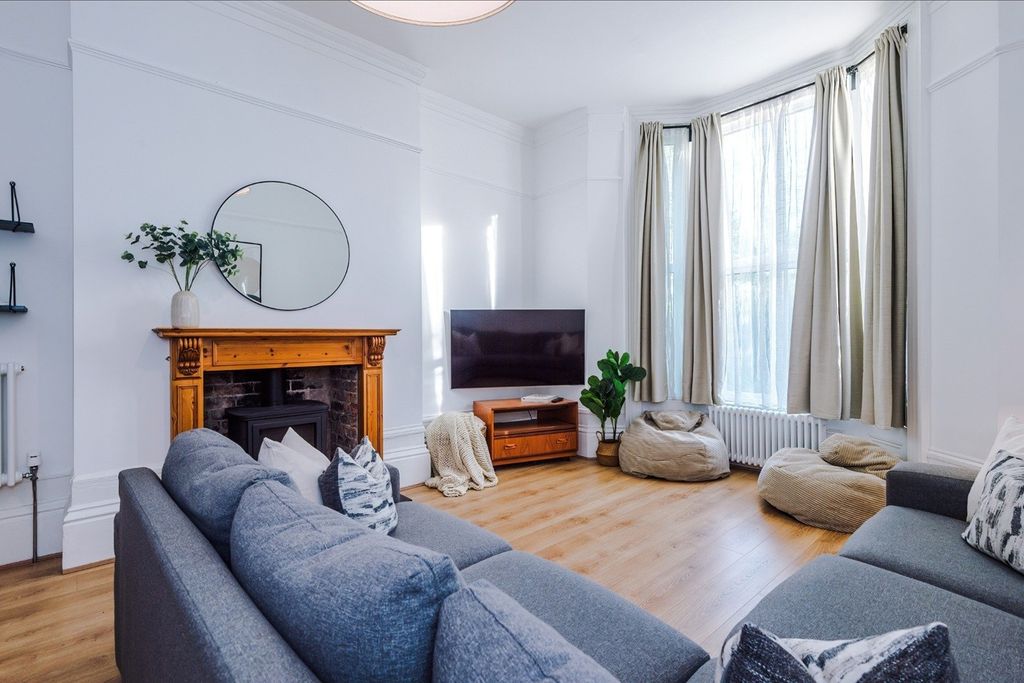 Property photo 1 of 5 2 Bed Terraced House To Rent Victoria Rd, London Cr5