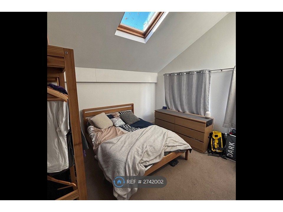 Property photo 1 of 9 Bedroom (1/3)