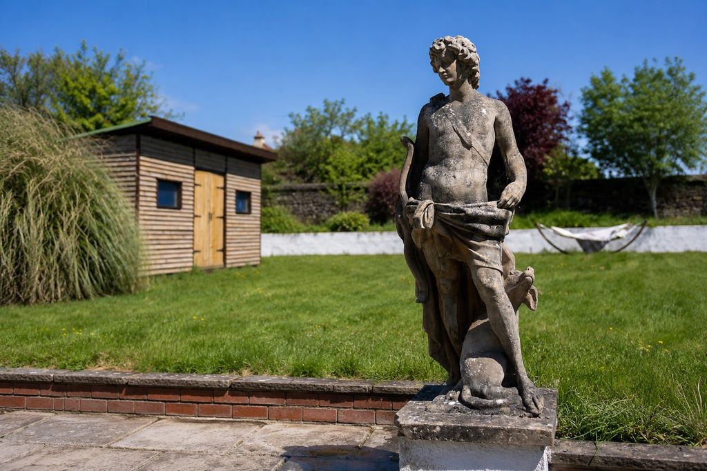 Property photo 1 of 29 Statue - Landscape