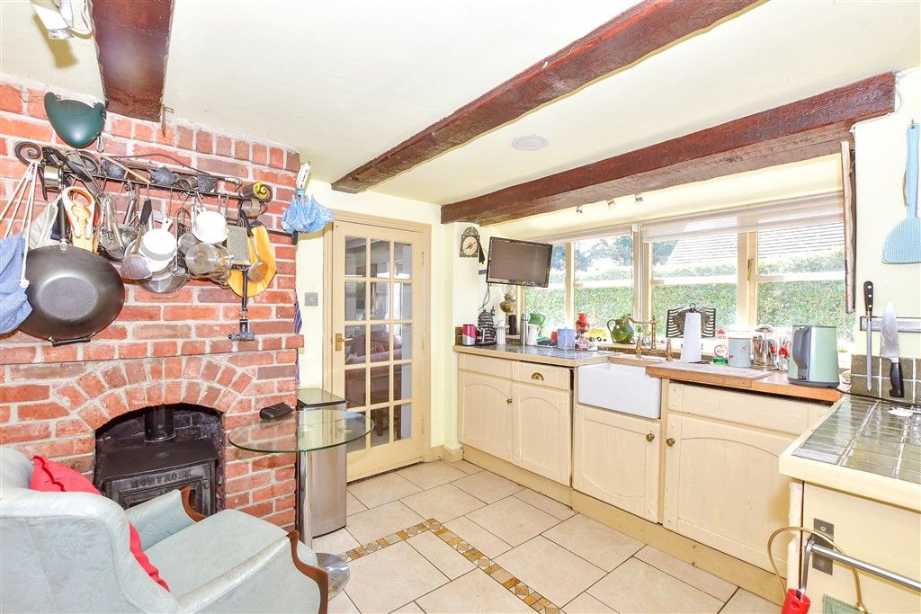 Property photo 3 of 11 Kitchen