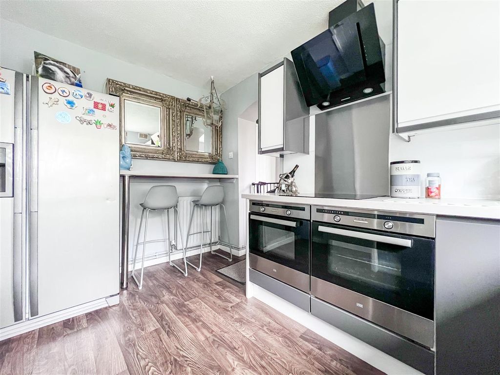 Property photo 3 of 26 Breakfast Kitchen