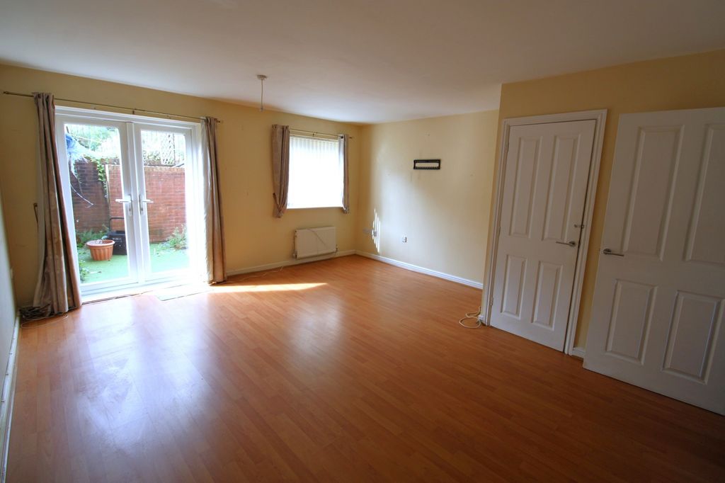 Property photo 3 of 11 Lounge