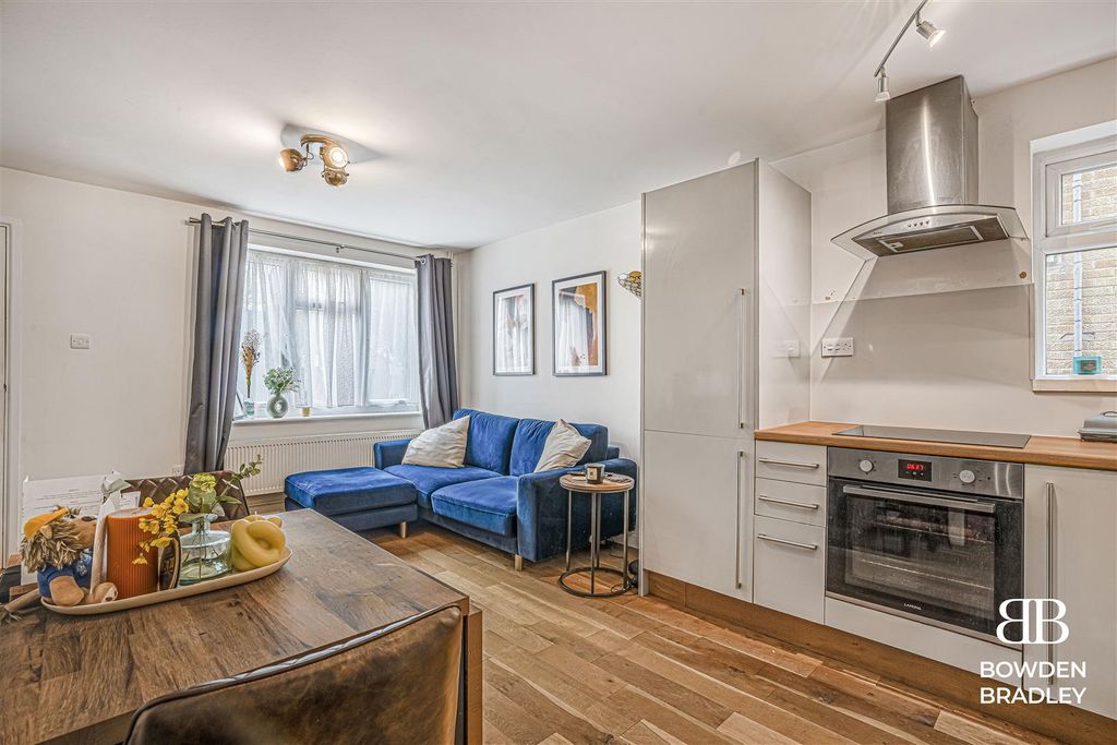 Property photo 3 of 13 Living Room/Kitchen