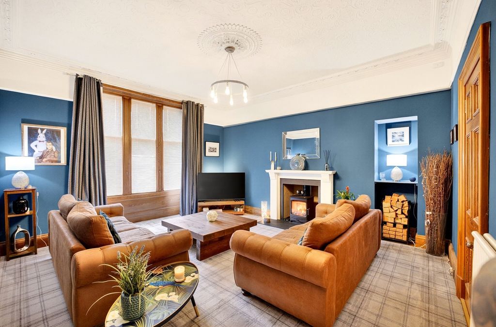 Property photo 2 of 16 Lounge