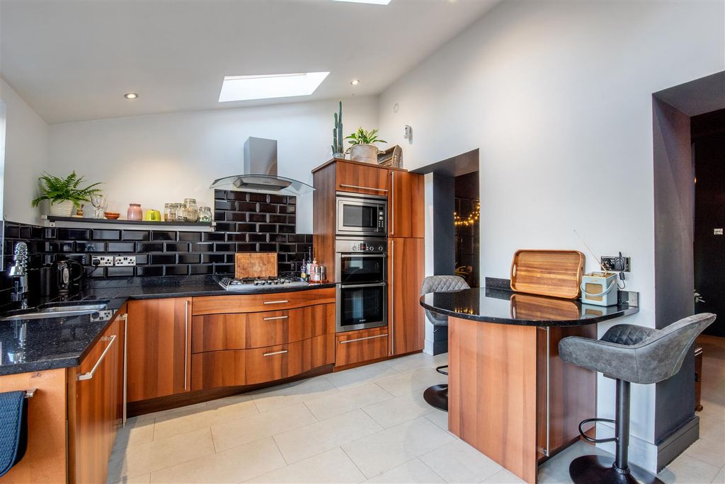 Property photo 3 of 27 Kitchen/Breakfast Room