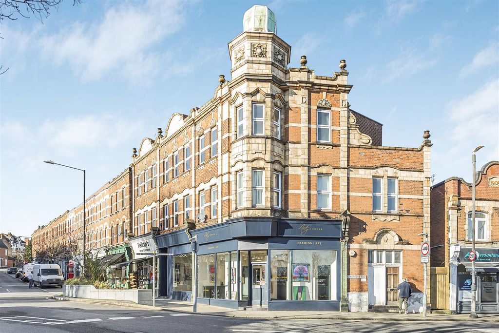 Property photo 1 of 14 Leopold_Road-Sw19__16_.Jpg