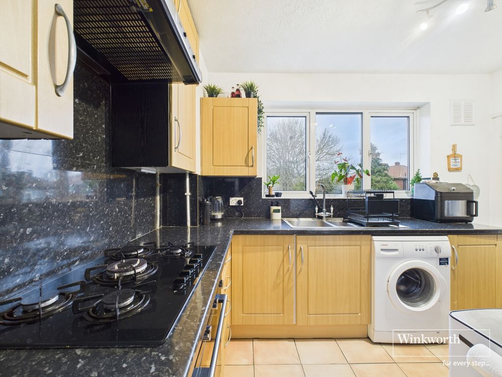 Property photo 3 of 8 Kitchen