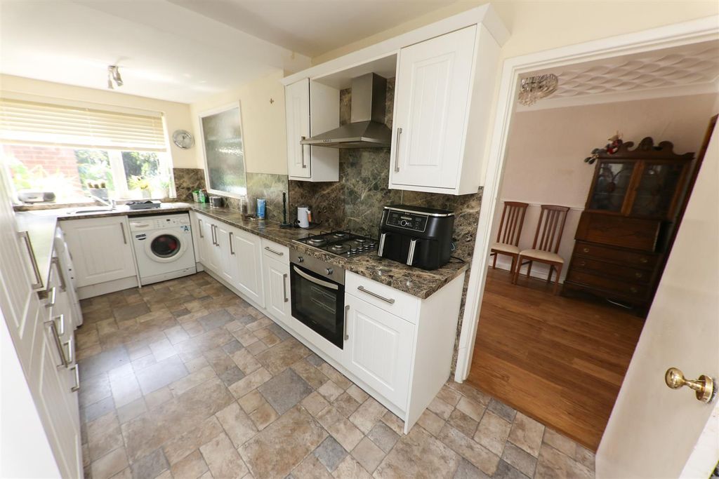 Property photo 3 of 17 Kitchen