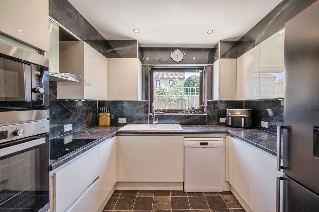 Property photo 3 of 17 Kitchen