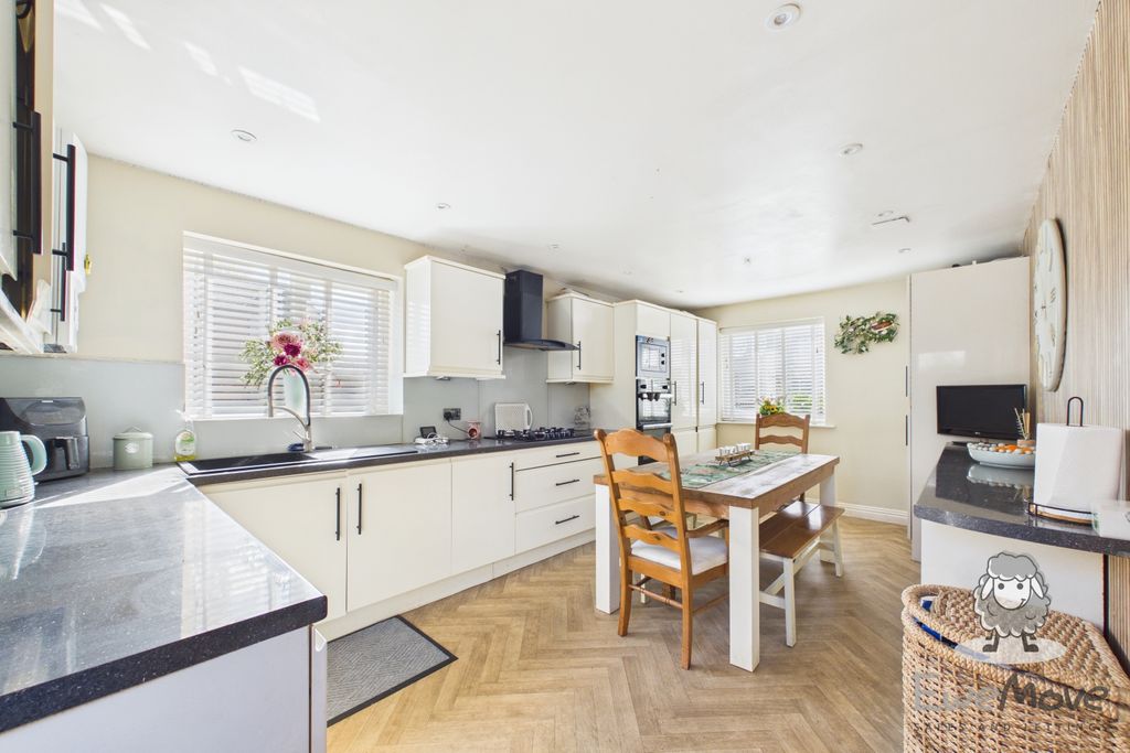 Property photo 3 of 15 18 (7)