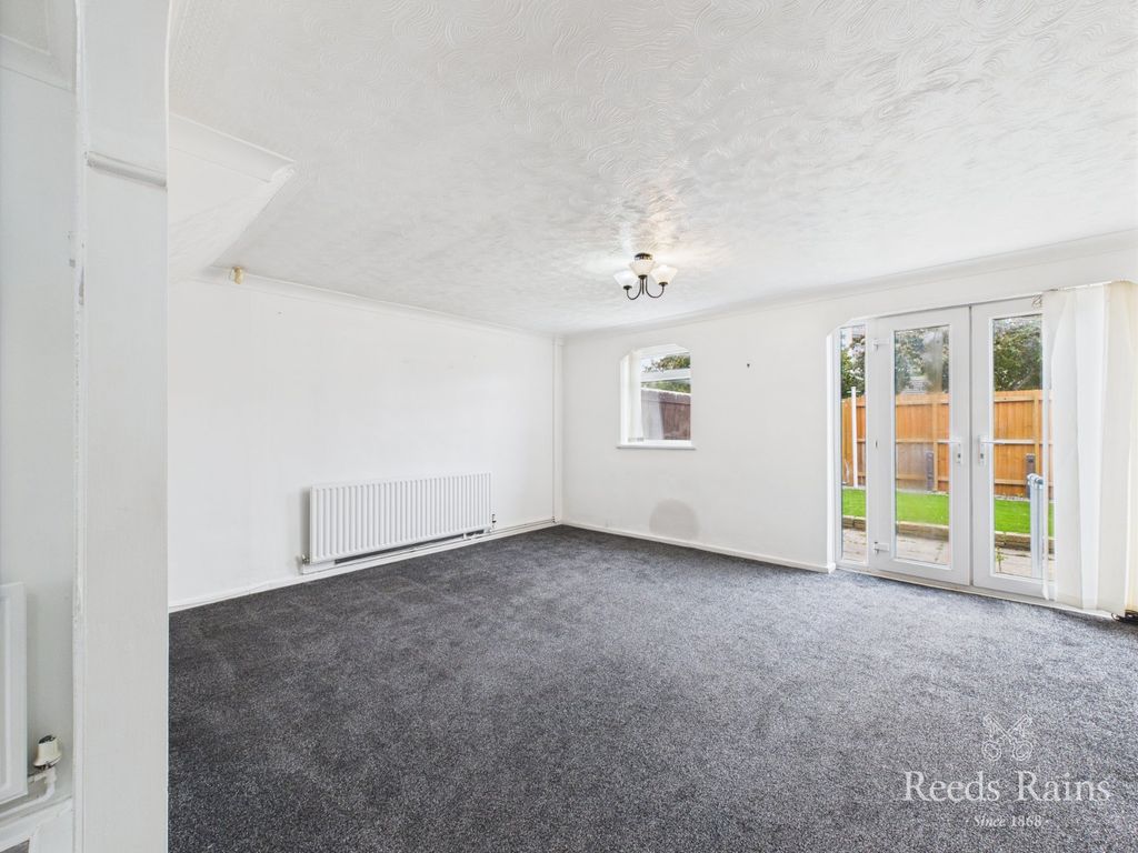 Property photo 3 of 17 Sitting Room